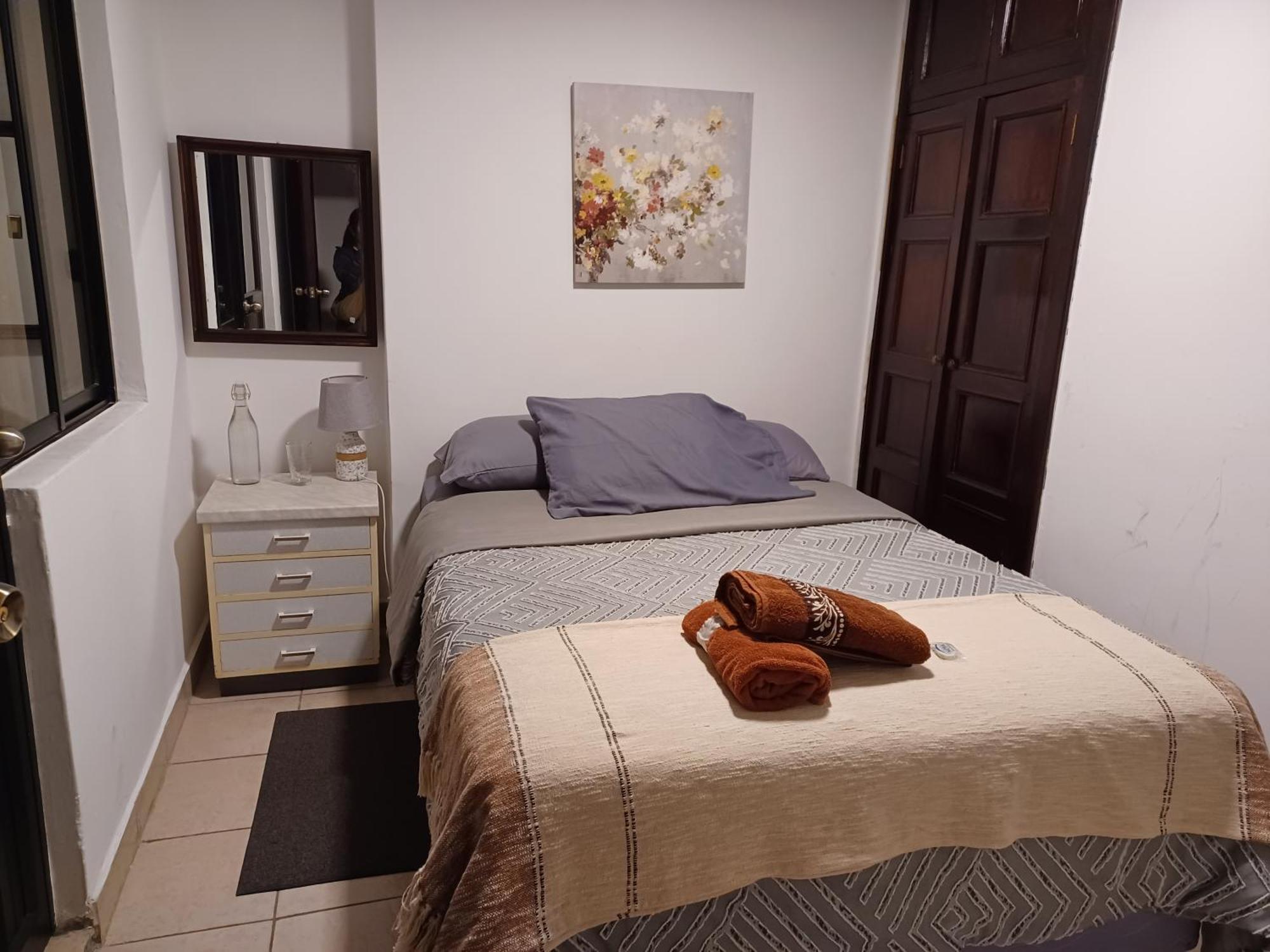 Hostal Mochiliers Bed And Breakfast Cuenca Chambre photo